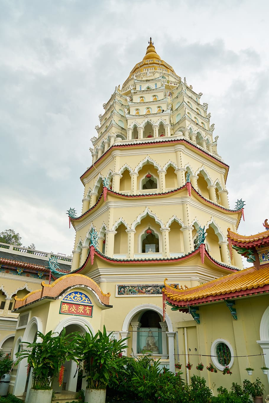 torre, temple, endavant, vell, budista, budisme, hinduisme, viatjar, estètica, arquitectura, pau, centre de la ciutat, a l'aire lliure, bonic, foto, fotografia, obres històriques, religió, composició, oració, asiàtic, degans, Déu, adoració, fe, groc, ritual, dia, escultura, estructura construïda, exterior de l'edifici, núvol - cel, edifici, creença, cel, lloc de culte, espiritualitat, vista d’angle baix, cap gent, naturalesa, planta, pagoda, destinacions de viatge, ornamentat, fletxa, 8K