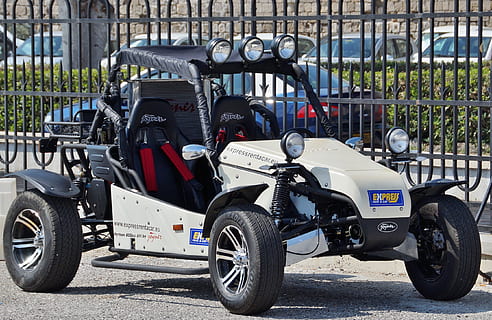 bugatka, bugatti, utilitaria, giro, macchina giocattolo, divertimento, mezzi di trasporto, modo di trasporto, veicolo terrestre, giorno, città, architettura, strada, stazionario, veicolo a motore, auto, all'aperto, struttura costruita, viaggio, persone, parcheggio, esterno dell'edificio, natura, colore nero, sicurezza, ruota, 2K, CC0, dominio pubblico, privo di copyright