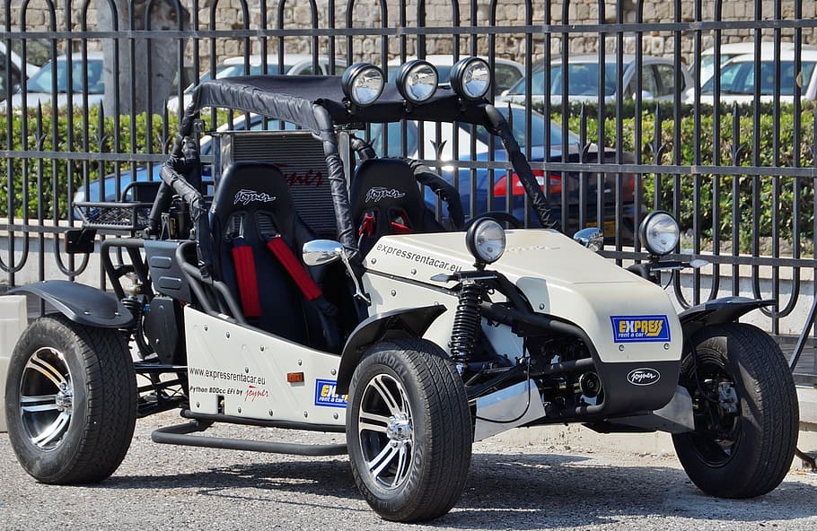 bugatka, bugati, runabout, passeig, cotxe de joguina, diversió, transport, manera de transport, vehicle terrestre, dia, ciutat, arquitectura, carrer, estacionari, carretera, automòbil, cotxe, a l'aire lliure, estructura construïda, viatjar, gent, aparcament, exterior de l'edifici, naturalesa, color negre, seguretat, roda, 2K