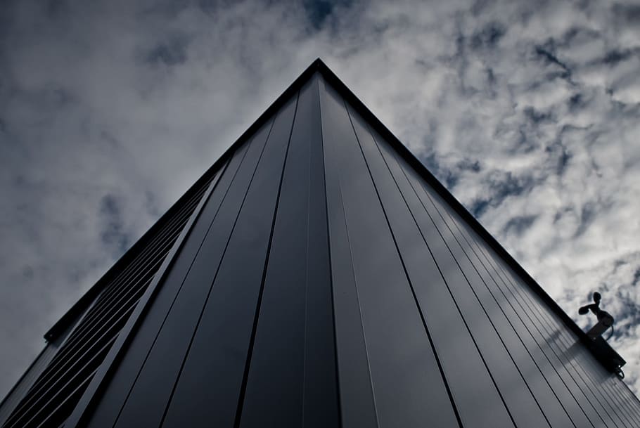 cielo, nuvole, angolo, telecamera, sicurezza, disco, costruzione, infrastruttura, nuvola - cielo, struttura costruita, architettura, natura, Inquadratura dal basso, forma triangolare, esterno dell'edificio, città, connessione, ponte, ufficio, all'aperto, edificio per uffici esterno, ponte - struttura fatta dall'uomo, moderno, persone, forma, grattacielo, giorno, lega, acciaio, 1080P