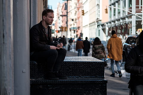man, zittend, ladder, trappenhuis, kritisch denken, zitten, vent, mannetje, mensen, Londen, Engeland, mannen, stedelijke scène, buitenshuis, Engeland, stadsleven, uk, New York City, stad, alleen mannen, een man alleen, alleen volwassenen, volwassen, dag, architectuur, echte mensen, focus op de voorgrond, ingebouwde structuur, levensstijlen, incidentele mensen, op zoek, casual kleding, jonge mannen, vrijetijdsbesteding, buitenkant van het gebouw, jonge volwassene, drie kwart lengte, warme kleding, 5K, CC0, publiek domein, royaltyvrij