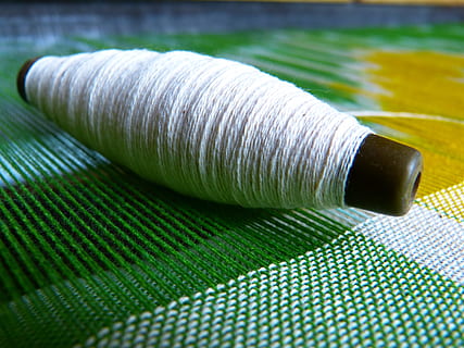 seta, filato, filo, bobina, tessere, rocchetto di filo, tessuto, avvicinamento, cucire, colore verde, nessuno, fibra, Materiale, tessile, cotone, industria tessile, lana, arte e artigianato, gruppo di oggetti, messa a fuoco selettiva, in casa, modello, industria, mestiere, a strisce, primo piano estremo, ago da cucito, purezza, 4K, CC0, dominio pubblico, privo di copyright