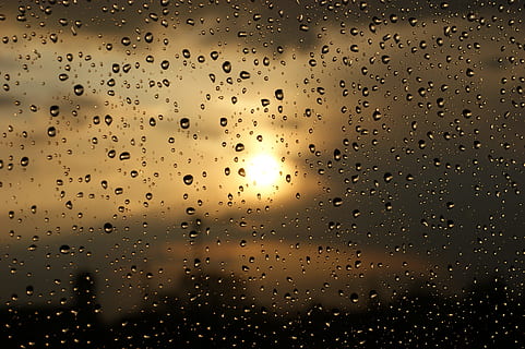 Nahaufnahmefoto, Wassertropfen, Glas, Tropfen, Regen, Wasser, Wolken, Sonnenuntergang, Makro, Feld, Nahansicht, dunkle Wolken, Fenster, Regen fällt, Tropfen Regen, Nach dem Sturm, Natur, der Hintergrund, fallen, nass, Glas - Material, transparent, keine Leute, Himmel, Vollbild, Regentropfen, drinnen, Hintergründe, Sonne, Regenzeit, 4K, CC0, gemeinfrei, lizenzfrei