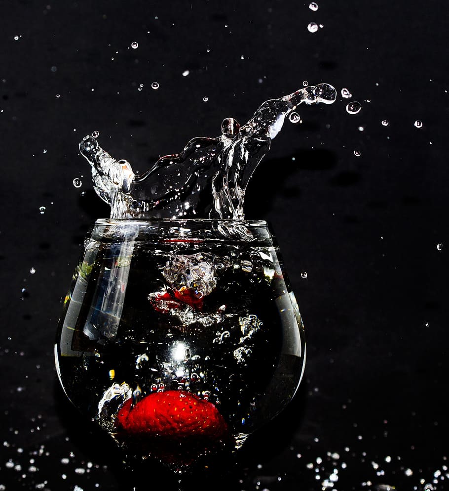 menjar, vermell, aigua, beure, fons negre, bombolla, netejar, clar, primer pla, vidre de vidre, tirar, gotes, fluid, fruita, vidre, líquid, macro, moviment, reflexió, splash, maduixa, lapse de temps, humit, esquitxades, menjar i beguda, a l'interior, refresc, tir de l'estudi, cap gent, frescor, natura morta, vidre - material, equipament per a la llar, transparent, copa, fotografia d'alta velocitat, 2K