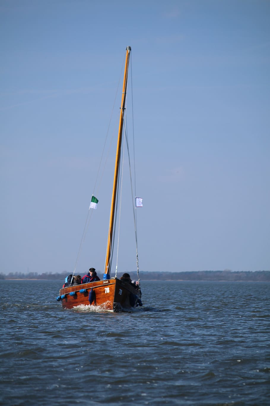 boot, danau, kapal, langit, air, laut, kapal laut, angkutan, moda transportasi, tepi laut, langit cerah, alam, horison, perahu layar, hari, biru, keindahan di alam, cakrawala di atas air, scenics - alam, pelayaran, menyalin ruang, orang sungguhan, di luar rumah, 5K