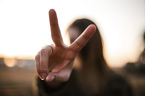 fokus fotografie, Frauenhand, Friedenszeichen, selektiv, Frau, Finger Friedenszeichen, Person, Frieden, Hand, Geste, Tilt-Shift-Objektiv, Fotografie, Finger, menschliche Hand, Menschen, eine Person, Gestikulieren, menschlicher Finger, draußen, Sonnenuntergang, Erwachsene, Männer, Handzeichen, junger Erwachsener, menschliches Körperteil, nur für Erwachsene, Körperteil, Fokus auf den Vordergrund, Kommunikation, Nahansicht, positive Emotionen, Erfolg, Mitte Erwachsener, selektiver Fokus, Daumen, menschliches Glied, Stoppen Sie die Geste, 5K, CC0, gemeinfrei, lizenzfrei