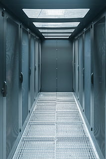 couloir vide, serveur, cyberespace, Les données, câble, électronique, électrique, ethernet, Infrastructure, ordinateur, la communication, panneau, la combinaison de, relier, L'industrie, routeur, un hôtel, équipement, système, large bande, La technologie, télécommunication, fournisseur de services, les bouchons, nœud, le pare-feu, connecteur, lien, rj45, lan, architecture, à l'intérieur, bâtiment, personne, porte, couloir, sol, structure construite, arcade, vide, entrée, absence, plafond, la voie à suivre, illuminé, direction, journée, matériel d'éclairage, verre - matériel, tuile, moderne, carrelage, nettoyer, 1080P, CC0, domaine public, libre de droits