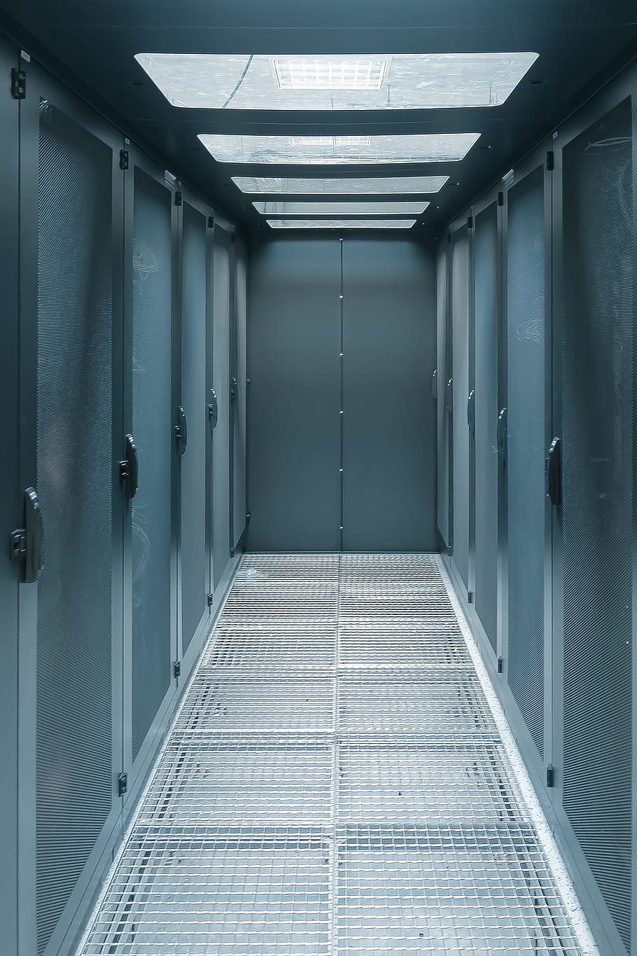prázdné chodby, serveru, kyberprostor, data, drát, elektronický, elektrický, ethernet, infrastruktura, kabel, počítač, sdělení, panel, kombinace, připojit, průmysl, routeru, hotel, zařízení, Systém, širokopásmového připojení, technologie, telekomunikace, Poskytovatel služeb, zástrčky, uzel, firewall, konektor, odkaz, rj45, lan, architektura, uvnitř, budova, nikdo, dveře, koridor, podlaha, stavba, pasáž, prázdný, vchod, absence, strop, cesta vpřed, svítí, směr, den, osvětlovací zařízení, sklo - materiál, dlaždice, moderní, kachličková podlaha, čistý, 1080P