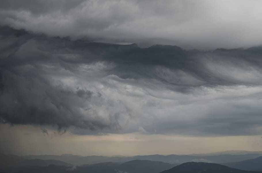 vista de ràbia de muntanya, ennuvolat, cel, durant el dia, núvol, cloudscape, tempesta, muntanya alta, núvol - cel, bellesa a la natura, muntanya, escenics - natura, Serra, tranquil·litat, escena tranquil·la, naturalesa, cap gent, núvol de tempesta, medi ambient, cel dramàtic, paisatge, escena no urbana, a l'aire lliure, fosc, ominós, 4K