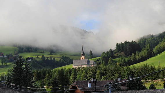 raza de soare, nor, municipiu, natură, peisaj, Munte, nor - cer, scenics, în aer liber, copac, deal, cer, rural, arhitectură, istorie, destinații de călătorie, construită, plantă, mediu inconjurator, călătorie, scenice - natura, exteriorul clădirii, frumusețe în natură, trecutul, turism, religie, teren, nici o persoana, 1080P, CC0, domeniu public, fără drepturi de autor