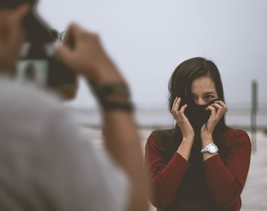 Frau, tragen, rot, Langarm-Shirt, rot lang, Ärmel, Hemd, Erwachsene, Männer, Mobiltelefon, Menschen, Uhrzeit, nur für Erwachsene, ethnische Zugehörigkeit, Bildtyp, telefonieren, Bildtechnik, halten, Tag, menschliches Alter, kaukasischer Abstammung, drinnen, Farbbild, bewegende Tätigkeit, Telefon, junger Erwachsener, zwei Menschen, nur Frauen, Technologie, Kommunikation, kabellose Technologie, eine Person, Smartphone, Fotografie-Themen, Vorderansicht, Porträt, Aktivität, echte Menschen, Fotografieren, Lebensstile, Teenager, 4K