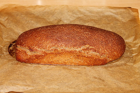 witbrood, geroosterd brood, bakken, brood, zelfs gebakken, eten, voedsel, koolhydraten, geen mensen, detailopname, studio opname, binnenshuis, eten en drinken, versheid, bruin, stilleven, welzijn, hoge hoekmening, gezond eten, gebakken, klaar om te eten, enkel object, tafel, focus op de voorgrond, papier, hout - materiaal, ontbijt, bruin brood, 4K, CC0, publiek domein, royaltyvrij