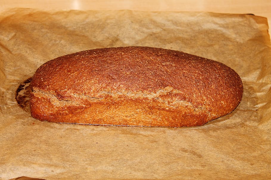 witbrood, geroosterd brood, bakken, brood, zelfs gebakken, eten, voedsel, koolhydraten, geen mensen, detailopname, studio opname, binnenshuis, eten en drinken, versheid, bruin, stilleven, welzijn, hoge hoekmening, gezond eten, gebakken, klaar om te eten, enkel object, tafel, focus op de voorgrond, papier, hout - materiaal, ontbijt, bruin brood, 4K