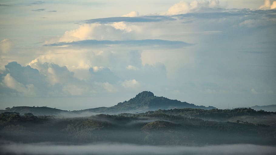 sort, bjerg, overskyet, himmel, skyer, bakke, landskab, natur, naturskøn, blå, lys, udendørs, sæson, træ, sol, Skov, solopgang, morgen, ro, skønhed i naturen, ingen mennesker, dag, scenics, rolig scene, vand, sky - himmel, tåge, miljø, scenics - natur, bjergkæde, jord, hav, panoramisk, bjergtop, 5K