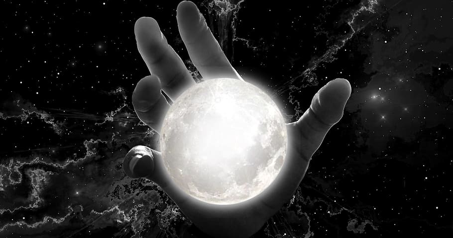 humà, mà, celebració, lluna, espai, nit, fantasia, cel, surrealista, estrella, místic, resum, atmosfera, univers, humor, fons, imatge de fantasia, muntatge fotogràfic, llum, planeta, tot, composició, bonic, cosmos, misteriós, misticisme, cos celeste, galàxia, foscor, llum de la lluna, cel nocturn, cel estrellat, Via Làctea, il·luminat, accés, tocar, captura, sentir, contacte, mà humana, part del cos humà, naturalesa, esfera, una persona, primer pla, dit humà, dit, flare de la lent, a l'aire lliure, brillant, adult, bola de vidre, gesticulant, compost digital, 5K