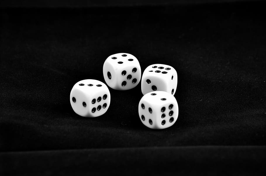 quattro dadi in bianco e nero, dado, gioco, punti, giocare, fortuna, gioco d'azzardo, opportunità, tempo libero, rischio, scommessa, cubo, divertimento, rotolo, scommesse, giochi di svago, attività di svago, rilassamento, natura morta, cultura artistica e intrattenimento, in casa, tavolo, nessuno, macchiato, avvicinamento, vista dall'alto, forma, due oggetti, sport, gruppo di oggetti, forma cubica, 1080P
