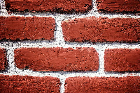 fotografia ravvicinata, Marrone, calcestruzzo, muro di mattoni, mattone, mattone rosso, struttura, costruzione, modello, Casa, parete, superficie, vecchio, muratura, urbano, esterno, rosso, vernice spray, sfondi, dipingere, Colore bianco, strutturato, fotogramma intero, struttura costruita, caratteristica della parete, architettura, nessuno, avvicinamento, giorno, ruvido, esterno dell'edificio, materiale da costruzione, cemento, 5K, CC0, dominio pubblico, privo di copyright