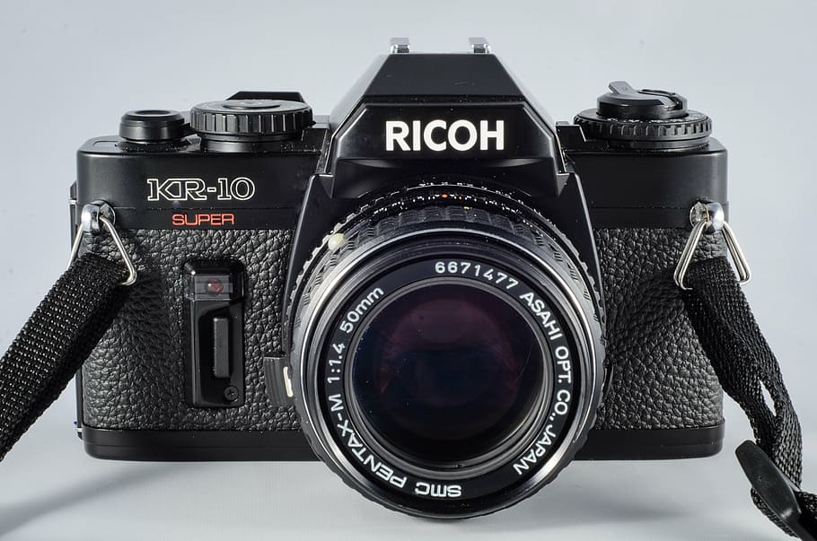 càmera, càmera analògica, fotografia, càmera antiga, càmera de fotos, 35 mm, pel·lícula, imatge petita, pel·lícula negativa, Obertura de 50 mm 1, 8, càmera - equip fotogràfic, temes de fotografia, lent - instrument òptic, passat de moda, càmera digital, estil retro, tecnologia, tir de l'estudi, fons blanc, càmera slr, equip fotogràfic, primer pla, a l'interior, text, natura morta, color negre, cap gent, lent - ull, equipament, activitat, modern, 4K