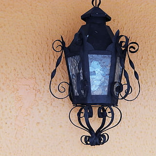 lanterne, lys, lampe, belysning, gammel, jern, lanterner, urban square, gammelt gadebelysning, offentlig belysning, parkere, elektrisk lampe, dekoration, belysningsudstyr, udsmykkede, gammeldags, gadebelysning, antik, indretning, retro stylet, murbygningsfunktion, arkitektur, belyst, ingen mennesker, indendørs, studio skud, tæt på, dag, mønster, teknologi, Kunst og håndværk, stilleben, kreativitet, sort farve, blomstermønster, design, fotografering temaer, høj vinkel visning, glas - materiale, bord, smedejern, 1080P, CC0, offentligt domæne, royaltyfrie