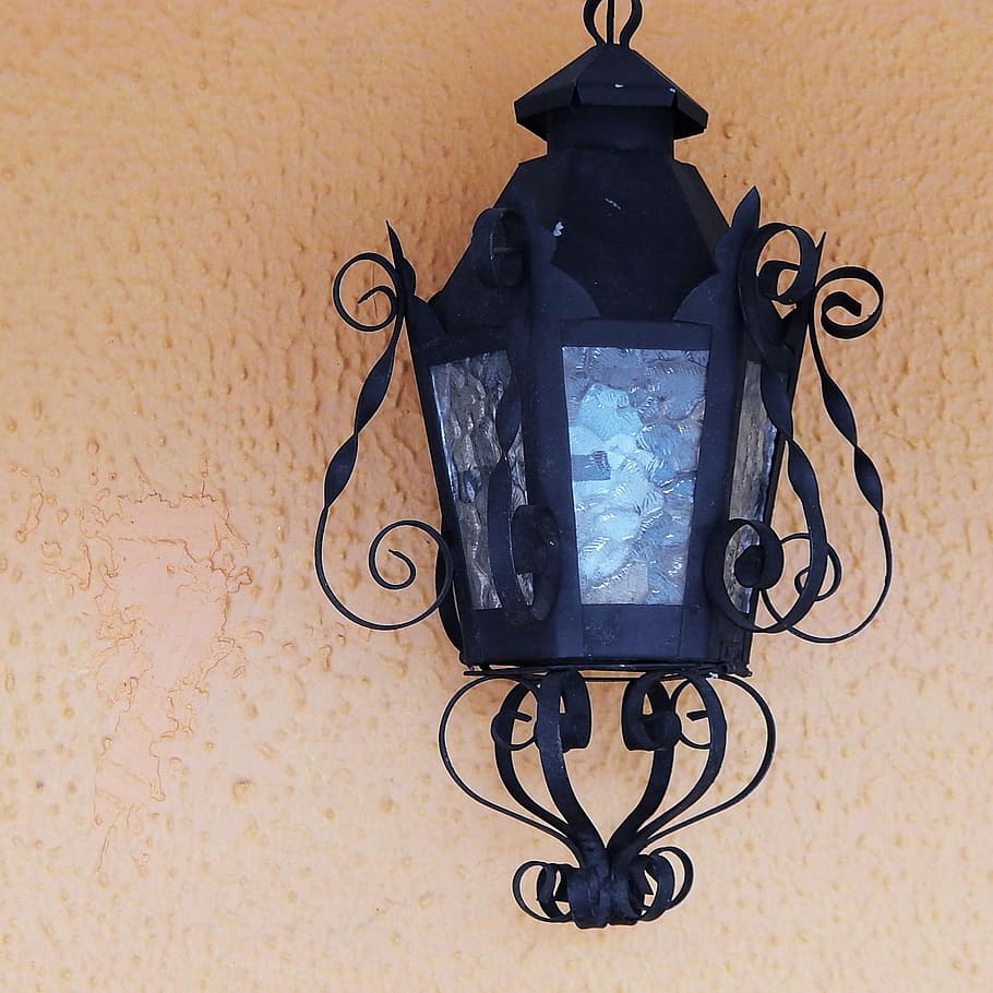 lanterna, luce, lampada, illuminazione, vecchio, ferro, lanterne, piazza urbana, vecchio lampione, illuminazione pubblica, parco, lampada elettrica, decorazione, attrezzatura per l'illuminazione, ornato, vecchio stile, lampione, antico, arredamento, in stile retrò, caratteristica della parete, architettura, illuminato, nessuno, in casa, girato in studio, avvicinamento, giorno, modello, tecnologia, arte e artigianato, natura morta, creatività, colore nero, motivo floreale, design, temi fotografici, vista dall'alto, vetro - materiale, tavolo, ferro battuto, 1080P