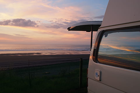 hvid bil, solnedgang, Sky, strand, van, vindue, transportform, transportmidler, himmel, sky - himmel, land køretøj, natur, scenics - natur, skønhed i naturen, orange farve, bil, rejse, udendørs, ingen mennesker, offentlig transport, motor køretøj, glas - materiale, landskab, fly, 4K, CC0, offentligt domæne, royaltyfrie