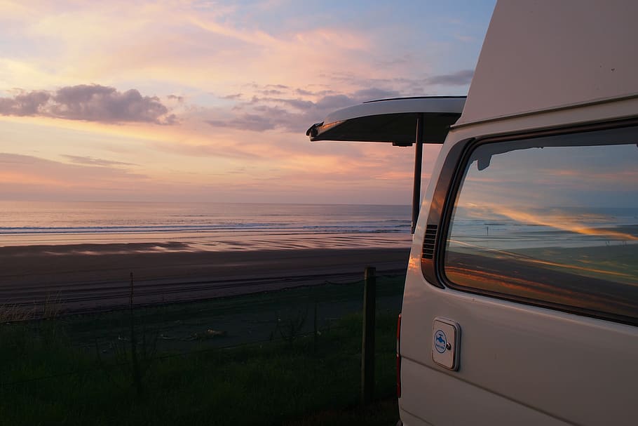 hvid bil, solnedgang, Sky, strand, van, vindue, transportform, transportmidler, himmel, sky - himmel, land køretøj, natur, scenics - natur, skønhed i naturen, orange farve, bil, rejse, udendørs, ingen mennesker, offentlig transport, motor køretøj, glas - materiale, landskab, fly, 4K