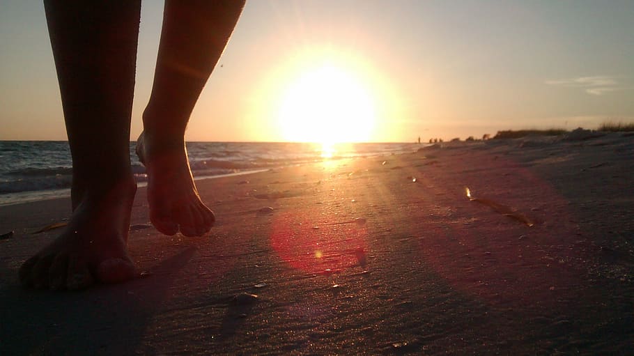 strand, solnedgang, himmel, sol, rejse, tropisk, landskab, kyst, bølge, aften, ø, afspejling, hav, ocean, vand, natur, ferie, sand, sommer, udendørs, Kvinder, menneskelige ben, hunner, sollys, mennesker, gå, menneskelige fod, en person, menneskelig kropsdel, lavt afsnit, kropsdel, jord, stående, voksen, menneskelig lem, horisont, skønhed i naturen, lemmer, horisont over vand, linseflare, 2K
