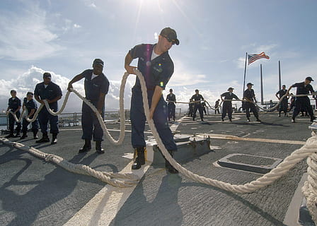 persona che tiene la corda, lavoro di squadra, marinai, coordinato, lavoro, lavoro coordinato, nave, Linee, corda, equipaggio, portaerei, militare, compito, sforzo, Stati Uniti d'America, politica, persone, grande gruppo di persone, lunghezza intera, adulto, all'aperto, gruppo di persone, folla, persone reali, uomini, sport, natura, luce del sole, cielo, attività di svago, stili di vita, riflesso lente, mare, acqua, giorno, in piedi, architettura, 1080P, CC0, dominio pubblico, privo di copyright