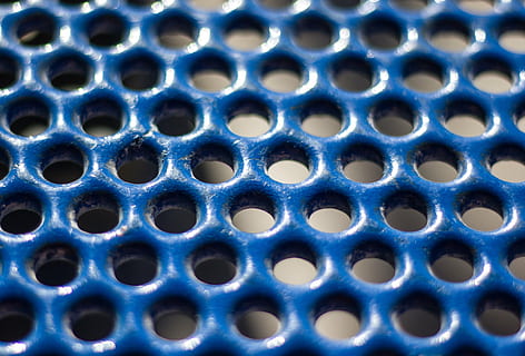 patroon, blauw, detailopname, gestructureerde achtergrond, macro, ontwerp, structuur, volledig kader, achtergronden, metaal, cirkel, geometrische vorm, geen mensen, vorm, gat, selectieve aandacht, herhaling, getextureerde, binnenshuis, rooster, legering, dag, Purper, staal, zilverkleurig, 4K, CC0, publiek domein, royaltyvrij