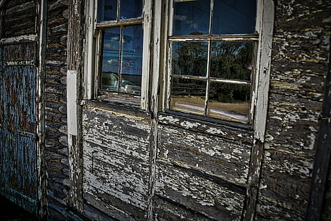 la fenêtre, en lambeaux, peeling, peinture, rustique, altéré, vieilli, crasse, sale, antique, minable, texturé, architecture, personne, structure construite, abandonné, journée, endommagé, extérieur du bâtiment, construction de murs, bâtiment, verre - matériel, fatigué, déclin, obsolète, vieux, détérioration, en plein air, bois - matériau, cassé, 2K, CC0, domaine public, libre de droits