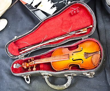 violí, vell, instrument, cadena, musical, música, material de fusta, equipament, natura morta, a l'interior, cap gent, primer pla, vista d’angle alt, instrument musical, vermell, bossa, instrument de corda, cultura i entreteniment artístic, equipament musical, elecció, variació, moda, sabata, metall, tèxtil, taula, cuir, accessori personal, texans, 2K, CC0, domini públic, lliure de regalies