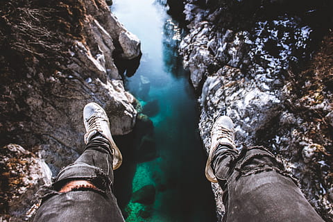 montagna, rocce, erba, albero, acqua, valle, persone, pantaloni, jeans, danno, scarpe, appendere, superiore, prospettiva personale, scarpa, sezione bassa, roccia, una persona, parte del corpo, attività di svago, roccia - oggetto, parte del corpo umano, natura, stili di vita, gamba umana, solido, persone reali, avventura, giorno, esplorazione, all'aperto, piede umano, arto umano, 5K, CC0, dominio pubblico, privo di copyright