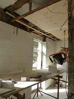 tomt rum, underbygge, konvertering, hvile gård, isolering, Maurer, rehabilitering, nedrivning, hjem, isolation, faldefærdige, gammelt hus, gård, bygning, gammel, ruin, stuehus, gamle huse, renovering, indendørs, arkitektur, sæde, ingen mennesker, bygget struktur, fravær, bord, vindue, dag, stol, træ - materiale, tom, sollys, murbygningsfunktion, forretning, møbel, loft, forladt, natur, elektrisk lampe, 4K, CC0, offentligt domæne, royaltyfrie