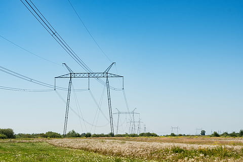 uzhgorod, Ucraïna, carretera, corrent, línies, estiu, blau, cel, cable, electricitat, generació de combustible i energia, piló d’electricitat, Font d'alimentació, tecnologia, línia elèctrica, camp, connexió, naturalesa, paisatge, cel clar, cap gent, terra, medi ambient, còpia espai, agricultura, dia, a l'aire lliure, component elèctric, 2K, CC0, domini públic, lliure de regalies