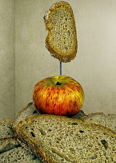 pa, rodanxes de pa, poma, esmorzar, productes al forn, vegetarià, vespres, vegà, natura morta, fotografia alimentària, posada en escena, disseny, edició d'imatges, disseny d'imatges, manipulació fotogràfica, muntatge fotogràfic, Photoshop, visualització, art, artísticament, composició, obra d'art, art digital, menjar, menjar i beguda, frescor, alimentació saludable, benestar, a l'interior, fruita, cap gent, primer pla, funció de construcció de parets, taula, vegetals, fruita de poma, putrefacció, sol objecte, vell, dia, rovellat, temptació, 2K, CC0, domini públic, lliure de regalies