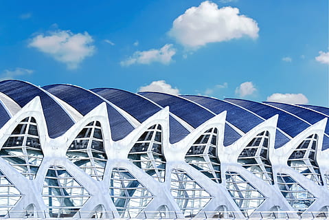nubes, edificio, construcción, techo, diseño arquitectonico, arquitectura, contemporáneo, diseño, futurista, España, estructura, Valencia, nube - cielo, cielo, estructura construida, azul, naturaleza, nadie, día, exterior del edificio, al aire libre, modelo, metal, puente, puente - estructura hecha por el hombre, moderno, conexión, transporte, tecnología, luz del sol, rueda, 5K, CC0, dominio público, libre de derechos
