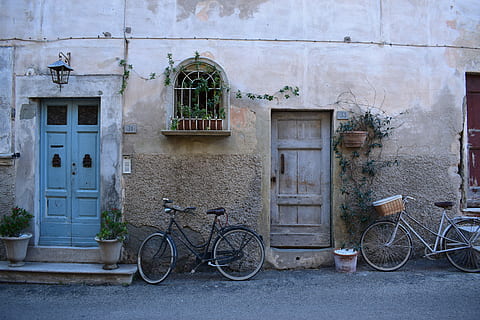 nero, bici step-through, accanto, blu, porta, bicicletta per pendolari step-through, parete, strada, costruzione, facciata, bicicletta, pianta, finestra, esterno dell'edificio, architettura, struttura costruita, mezzi di trasporto, nessuno, veicolo terrestre, giorno, stazionario, modo di trasporto, caratteristica della parete, all'aperto, Entrata, quartiere residenziale, vecchio, Casa, 5K, CC0, dominio pubblico, privo di copyright