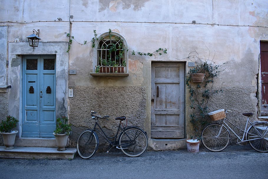 nero, bici step-through, accanto, blu, porta, bicicletta per pendolari step-through, parete, strada, costruzione, facciata, bicicletta, pianta, finestra, esterno dell'edificio, architettura, struttura costruita, mezzi di trasporto, nessuno, veicolo terrestre, giorno, stazionario, modo di trasporto, caratteristica della parete, all'aperto, Entrata, quartiere residenziale, vecchio, Casa, 5K