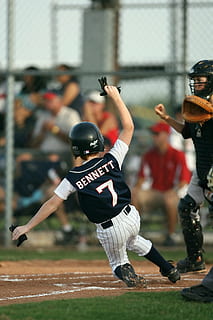 baseball, scoring, glidende, løber, spiller, ungdom, barn, dreng, sport, spil, score, hjem, handling, lille liga, catcher, tilskuere, hjelm, hjemmeplade, basisvej, smuds, græs, baseball - sport, fuld længde, rigtige mennesker, fokus på forgrunden, baseball spiller, mennesker, tøj, konkurrence, dag, tilfældige mennesker, sport uniform, sikkerhed, udendørs, beskyttelse, bevægelse, spille, menneskelige arm, livsstil, arme hævet, 2K, CC0, offentligt domæne, royaltyfrie