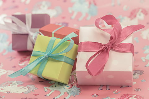 vier, sortiert, Geschenkbox, Geschenk, gemacht, Paket, Schleife, Paketschleife, Weihnachten, Weihnachtsdekoration, geben, Advent, verpackt, Geschenkverpackung, Überraschung, Geschenke, Muttertag, Kindergeburtstag, Geburtstag, Dekoration, Freude, bunt, Farbe, Band, Band - Nähartikel, Bogen, gebundener Bogen, Feier, Box, Papier-, Kasten - Behälter, Emotion, pinke Farbe, eingewickelt, Weihnachtsgeschenk, Veranstaltung, Nahansicht, keine Leute, Stillleben, Geschenkpapier, 4K, CC0, gemeinfrei, lizenzfrei