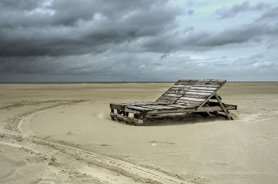 paisatge, platja, vacances, sorra, cadires, núvols, vora del mar, gandules, núvol - cel, cel, terra, abandonat, mar, aigua, naturalesa, medi ambient, horitzó, núvol de tempesta, núvol, tempesta, arquitectura, cap gent, naufragi, dia, espatllat, a l'aire lliure, arruïnat, 4K