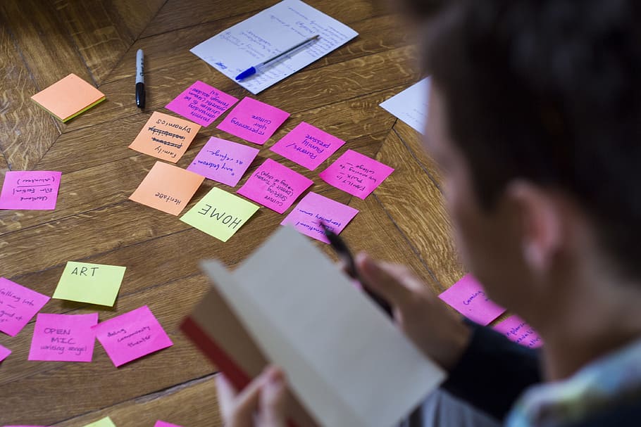 rosa, taronja, enganxós, notes, marró, fusta, superfície, comentaris, analítica, parlar en públic, publica-ho, planificació financera, formació, curs, educació, negocis, dades, estratègia, èxit, estudiar, analitzar, objectiu, equip, projecte, diversitat, creatiu, etiquetes, noms, nota adhesiva, nota, comunicació, planificació, adult, recordatori, a l'interior, enfocament selectiu, gent, homes, dones, centrar-se en fons, taula, text, tirada al cap, persona de negocis, paper, oficina, nota - missatge, missatge, 4K