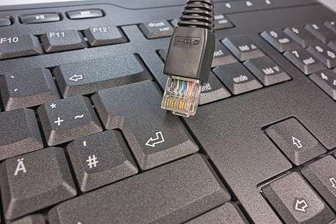primer pla, foto, negre, teclat d’ordinador, cables de xarxa, teclat, xarxa, ordinador, claus, Dispositiu d'entrada, periferia, lletres, maquinari, entrada, PC, cable, cable de connexió, rj-45, endoll, barra d’espai, edp, processament de dades, connexió, fs, línia, cost, cap gent, tecnologia, dia, a l'aire lliure, equips informàtics, comunicació, text, part de l’ordinador, tecnologia sense fils, portàtil, clau d’ordinador, guió occidental, vista d’angle alt, carta, xarxa d’ordinadors, Internet, alfabet, llambordes, 4K