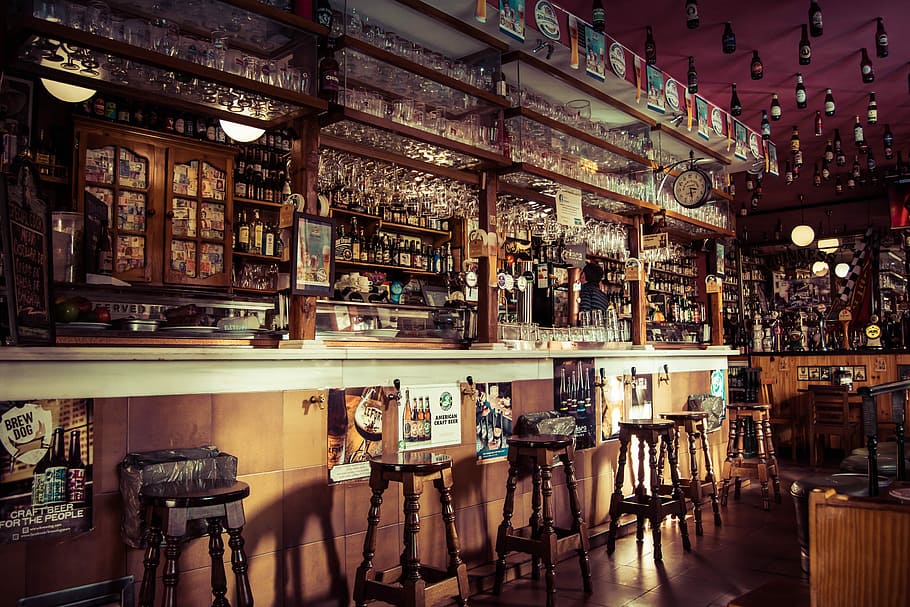 interior, barra, femta, gots de vidre, buit, ampolles, adjunt, sostre, madrid, interior de la barra, tamboret, cervesa, restaurant, pub, fusta, beure, sangria, wanderlust, espanya, viatjar, cerveceria, ampolla, sol, seient, a l'interior, cadira, taula, absència, negocis, prestatge, bar - establiment de begudes, arquitectura, il·luminat, biblioteca, equips d’il·luminació, cap gent, menjar i beguda, prestatge per a llibres, estructura construïda, gran grup d'objectes, llibre, publicació, comptador de barres, 5K