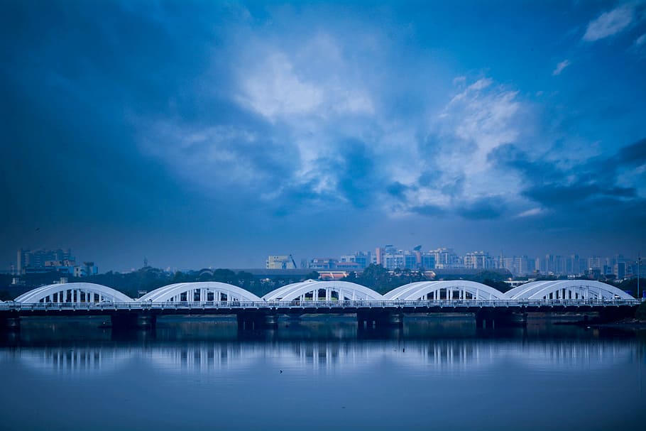 reflexió, aigua, llac, panoràmica, naturalesa, cel, pont, Chennai, viatjar, arquitectura, estructura construïda, exterior de l'edifici, ciutat, núvol - cel, horitzó urbà, paisatge, paisatge urbà, destinacions de viatge, nit, connexió, vespre, blau, edifici, pont - estructura feta per l'home, cap gent, a l'aire lliure, gratacels, exterior d’edifici d’oficines, 5K