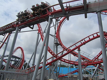 orang-orang, berkuda, roller coaster, menyenangkan, wahana, hiburan, tema, taman, coaster, rol, mengendarai, rollercoaster, rekreasi, karnaval, liburan, kegembiraan, festival, kenikmatan, Taman Hiburan, naik taman hiburan, budaya seni dan hiburan, tampilan sudut rendah, langit, hari, awan - langit, logam, alam, struktur yang dibangun, di luar rumah, tidak ada orang, merah, kegiatan waktu luang, Arsitektur, emosi positif, lapang, 2K, CC0, domain publik, bebas royalti