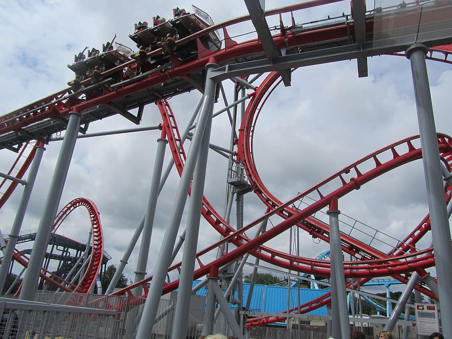 oameni, călărie, Rollercoaster, distracţie, parc tematic, plimbari, amuzament, temă, parc, vas de coastă, cilindru, divertisment, călătorie, agrement, carnaval, concediu de odihna, entuziasm, festival, bucurie, parc de distractii, parc de distracții, arta culturii și divertismentului, vedere unghiulară joasă, cer, zi, nor - cer, metal, natură, construită, în aer liber, nici o persoana, roșu, Activitatea de agrement, arhitectură, emoție pozitivă, fairground, 2K