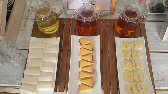 kaas, snacks, thee, culinaire, dienen, voedsel, bubbling, binnenshuis, stilleven, hoge hoekmening, tafel, geen mensen, drinkglas, transparant, glas, glas - materiaal, eten en drinken, houder, huishoudspullen, fles, detailopname, drinken, versheid, zij aan zij, alcohol, keuze, in een rij, dienblad, 4K, CC0, publiek domein, royaltyvrij