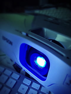 branco, emoldurado, azul, conduziu, dispositivo leve, beamer, apresentação, seminário, unidade, Treinamento, clientes, presente, Educação, tecnologia, computador, equipamentos de informática, comunicação, fechar-se, iluminado, teclado, tecnologia sem fio, teclado de computador, ninguém, conexão, computador portátil, dentro de casa, equipamento, noite, veículo motorizado, peça de computador, focar em primeiro plano, foco seletivo, chave de computador, 2K, CC0, domínio público, royalty free