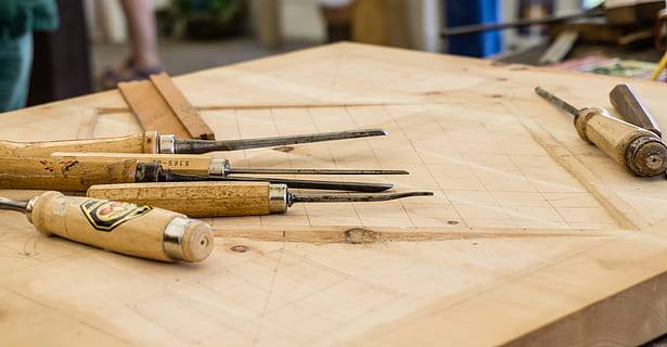 utensili a mano, superiore, tavolo, scalpello, impostato, intaglio del legno, coltelli, mestiere, la lavorazione del legno, utensili, laboratorio, artigianato, legno - materiale, falegname, carpenteria, strumento di lavoro, industria di costruzioni, lavoro, craftsperson, attrezzatura, occupazione, industria, tavola, lavoratore manuale, legname, abilità, in casa, pialla di legno, nessuno, avvicinamento, giorno, concentrarsi sulle conoscenze acquisite, natura morta, arte e artigianato, fatto dall'uomo, Oggetto creato dall'uomo, vista dall'alto, metro A nastro, attività commerciale, arma, strumento, 5K, CC0, dominio pubblico, privo di copyright